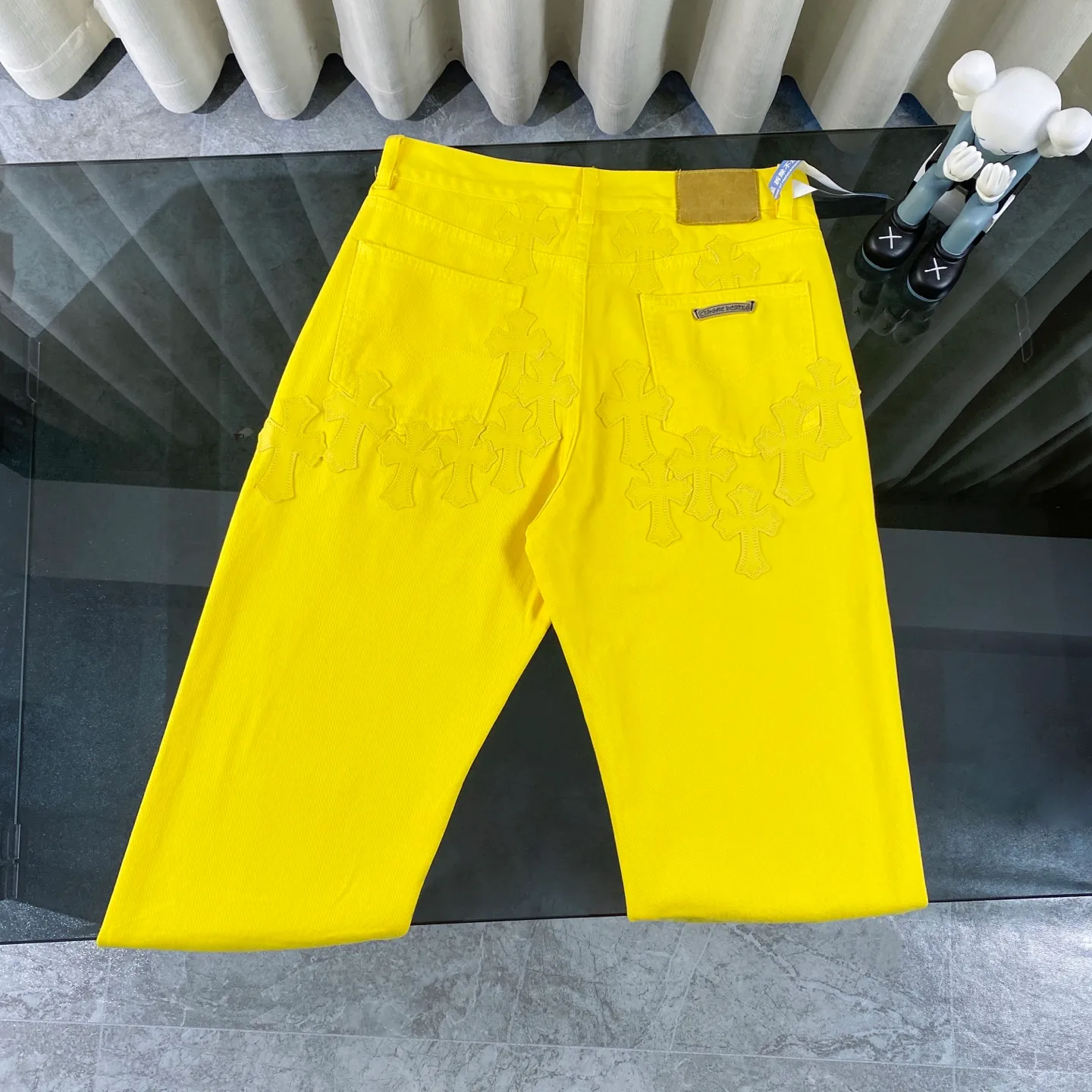 P270 CH Chromehearts 2025 new Paris-limited yellow large cross jeans, top ceiling quality, styles with different wash textures, very friendly to people with thin legs and thick legs, the straight and loose version is very flattering to the leg shape, the moderate length that never goes out of style, easy and casual to match, the basic style of various styles, a must-have in the wardrobe! The fabric is stiff but also makes the upper body soft without losing texture. The washing process is even more perfect. It is a must-have item for everyone! ! ! Washed wheat, hang tag, pants label, three complete labels, color: yellow, size: 28, 30, 32, 34